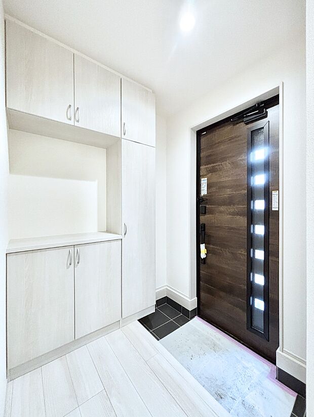 飾り棚を利用して、お越しいただくお客様をおもてなしできます。