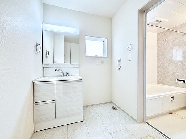 大きく見やすい三面鏡で清潔感ある洗面台は、身だしなみチェックや肌のお手入れにおすすめです。 