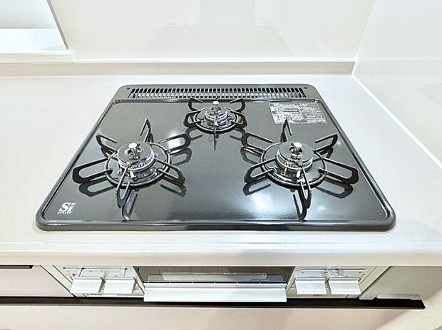 ガスコンロはＳｉセンサー搭載。火力調節や焦げ付き・消し忘れも防いでくれます。