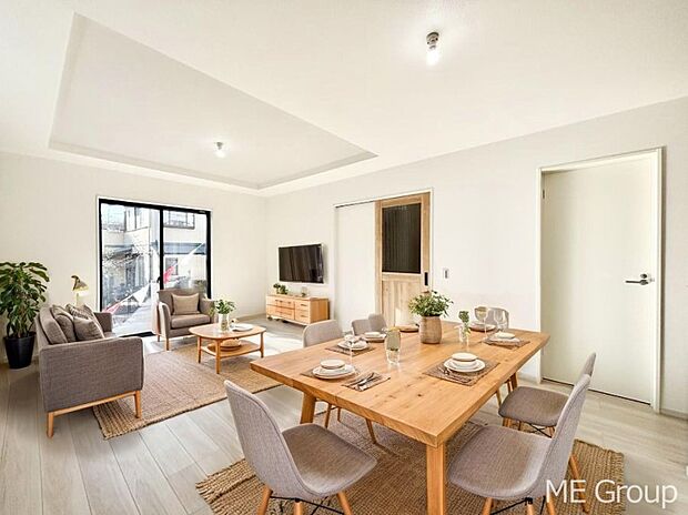 ご家族の賑やかな話し声で包まれる明るいリビング ※家具はCGです