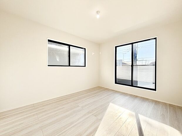 明るいバルコニーサイドに洋室を設置。目覚めの良い寝室に。