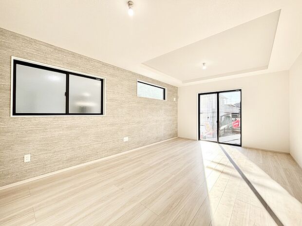 折り上げ天井はは立体的な奥行きがあるので、天井が広く見えて開放的な空間を演出できます。  