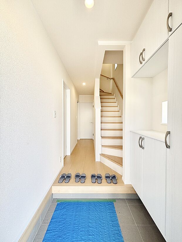 明るい玄関はお客様をお出迎えするのにぴったりです!