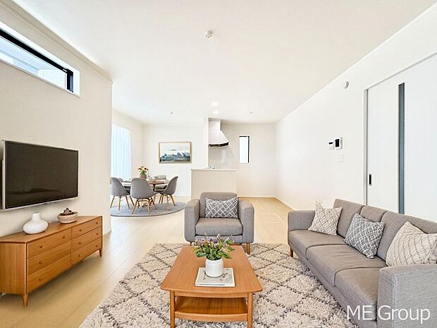 ご家族の賑やかな話し声で包まれる明るいリビング ※家具はCGです