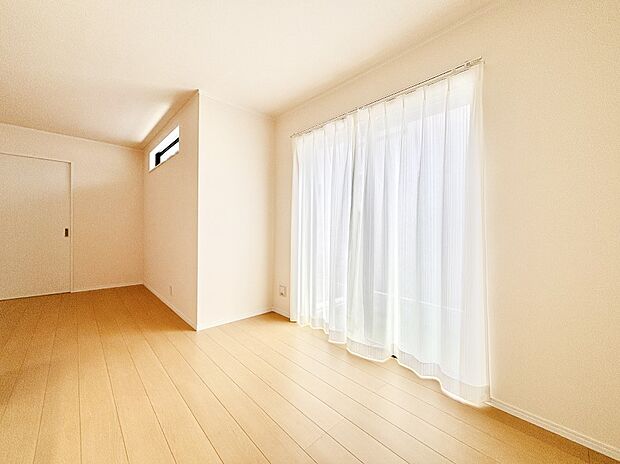 明るい陽光が注ぎ、寛ぎの雰囲気に満たされるリビング・ダイニング。