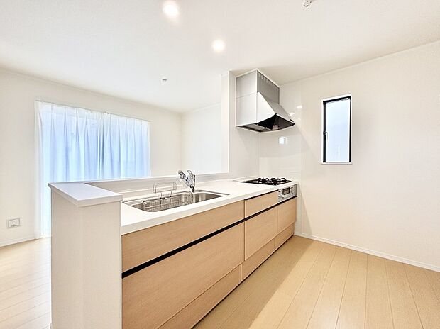 爽やかな風が通り抜けるキッチン。窓があるので明るく換気にも役立ちます。