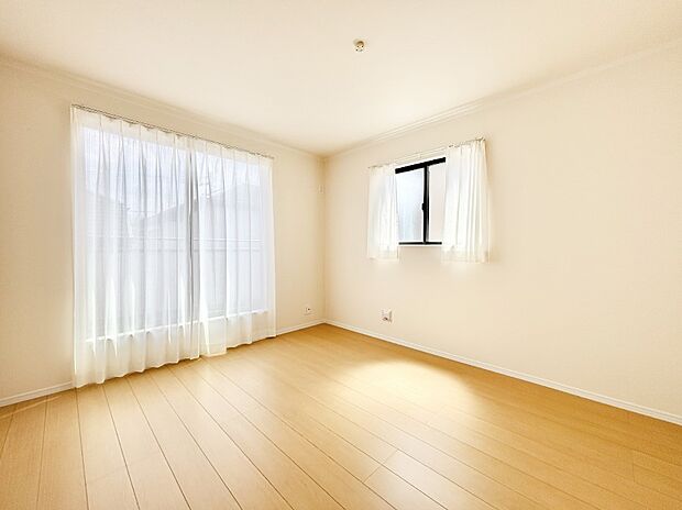 明るいバルコニーサイドに洋室を設置。目覚めの良い寝室に。