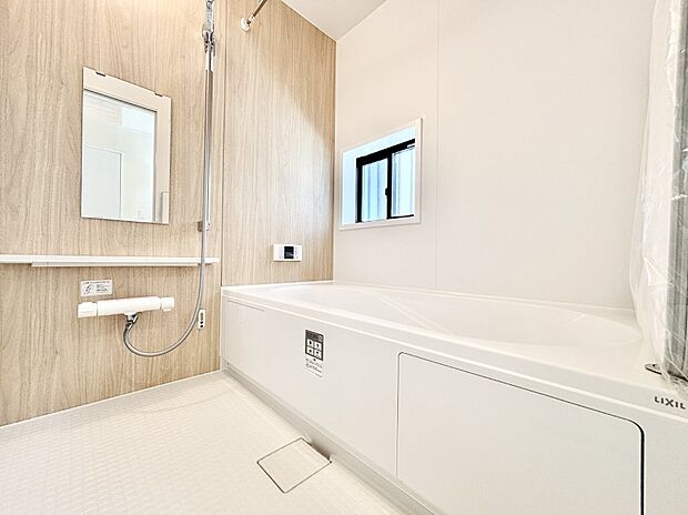 一日の疲れを癒してくれる明るい清潔感のあるバスルーム