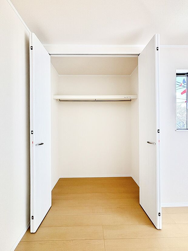 洋室のクローゼット。奥行きがあるので厚手の衣類もすっきり収まります。