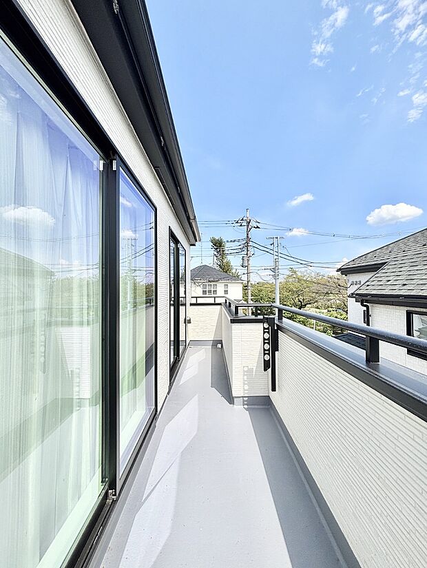 ゆったりバルコニーだから沢山お洗濯ものを干せます。