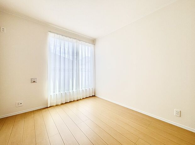 バルコニーが開放感をプラスしてくれる洋室