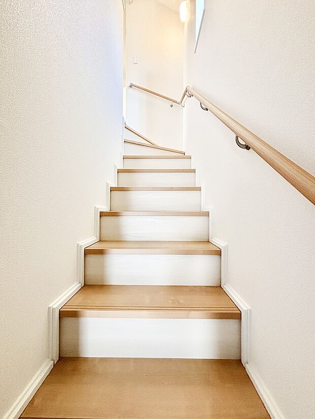 安全性を考慮し階段には手すりを設置しています