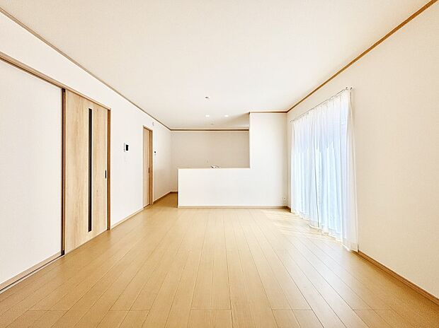 明るい陽光が注ぎ、寛ぎの雰囲気に満たされるリビング・ダイニング。