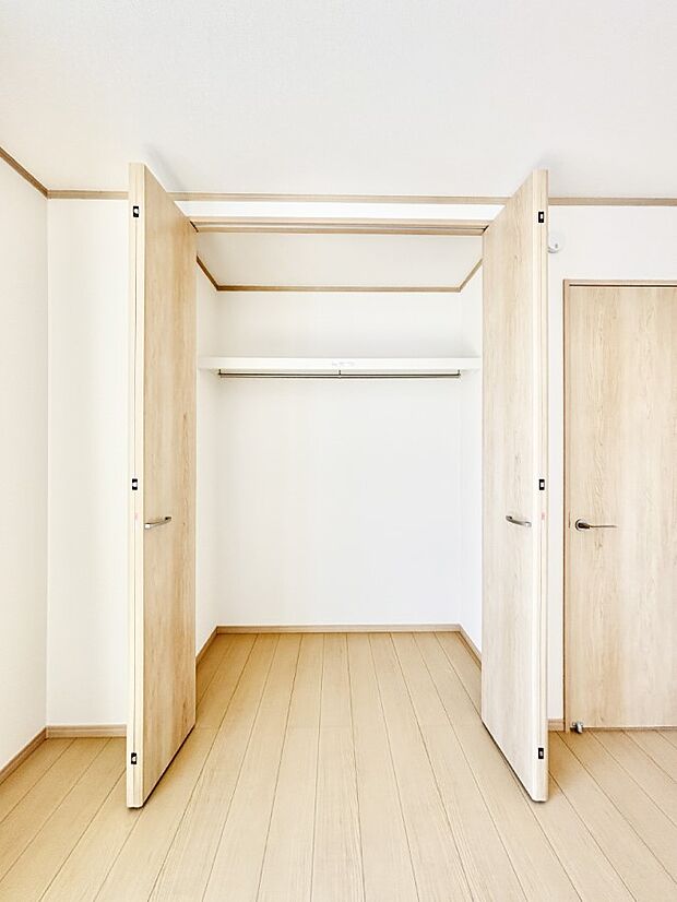 洋室のクローゼット。奥行きがあるので厚手の衣類もすっきり収まります。