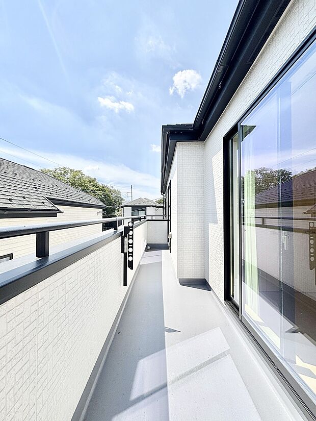 ゆったりバルコニーだから沢山お洗濯ものを干せます。