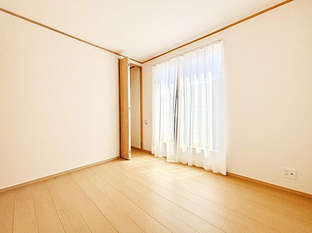 窓からのやさしい光が心地よいプライベートルーム