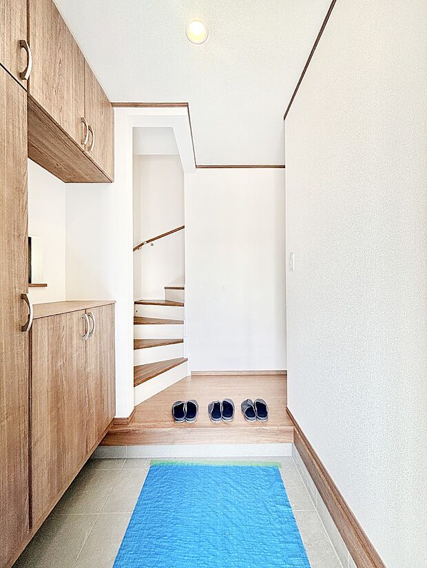 下駄箱はご家族の写真や季節のインテリアで飾り棚として演出できます