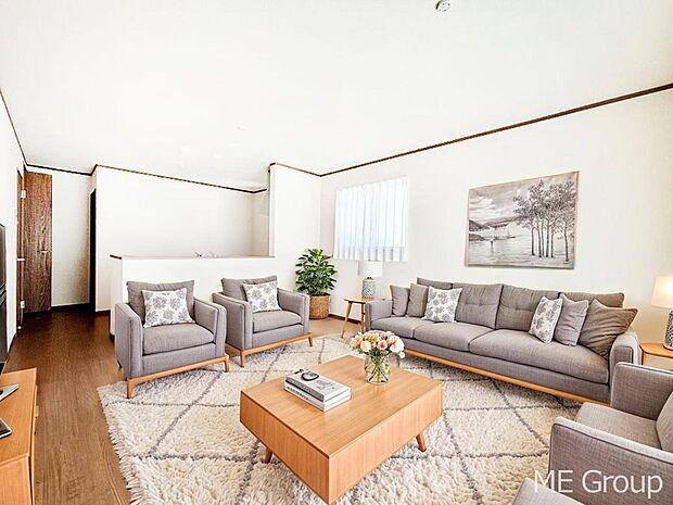 ご家族の賑やかな話し声で包まれる明るいリビング　※家具はCGです