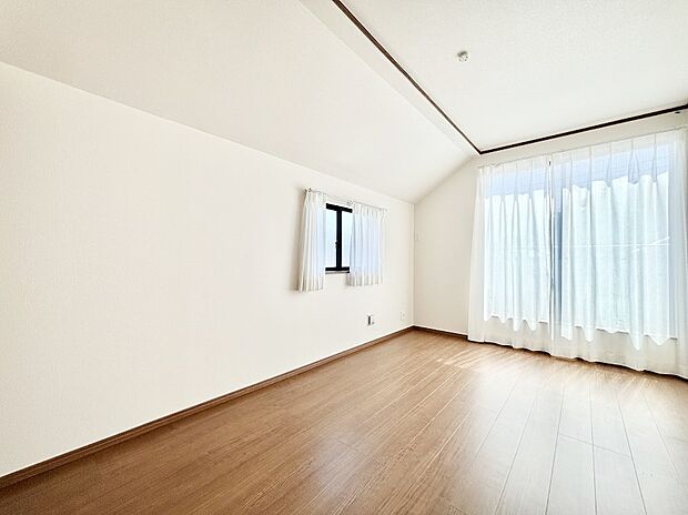 明るいバルコニーサイドに洋室を設置。目覚めの良い寝室に。 