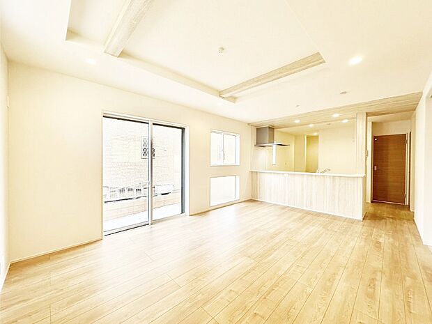 ご家族の賑やかな話し声で包まれる明るいリビング