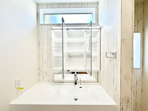 三面鏡の裏に、化粧品や衛生用品などを収納可能。洗面台をすっきりと保ちます！