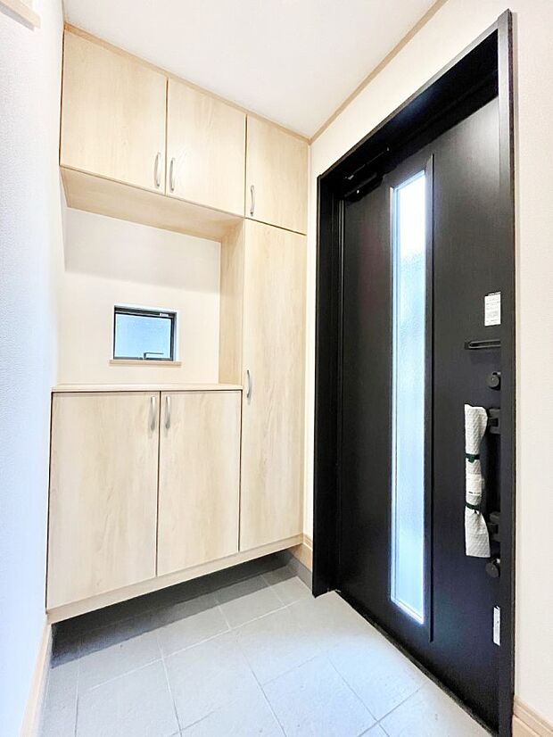 明るい陽光が入り込む玄関。ご家族の靴もスッキリ収納できる玄関収納付き！