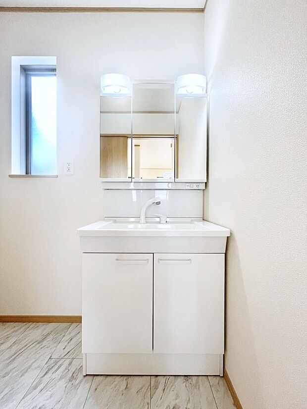 大きく見やすい三面鏡で清潔感ある洗面台は、身だしなみチェックや肌のお手入れにおすすめです。 