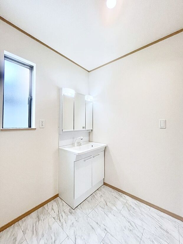 ゆとりの洗面スペースで朝の身支度もスムーズに