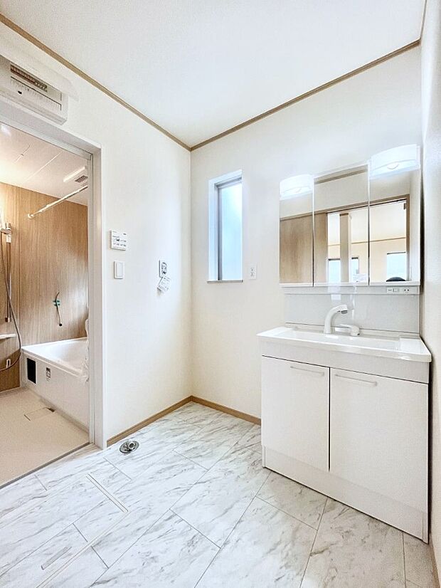 小窓がついているので湿気の多い場所でも換気が十分行えます。毎日の身支度を気持ち良く！