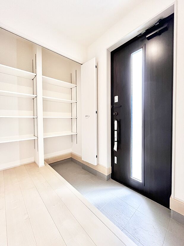 ガラススリットの入った玄関ドアが室内に光を届けてくれます