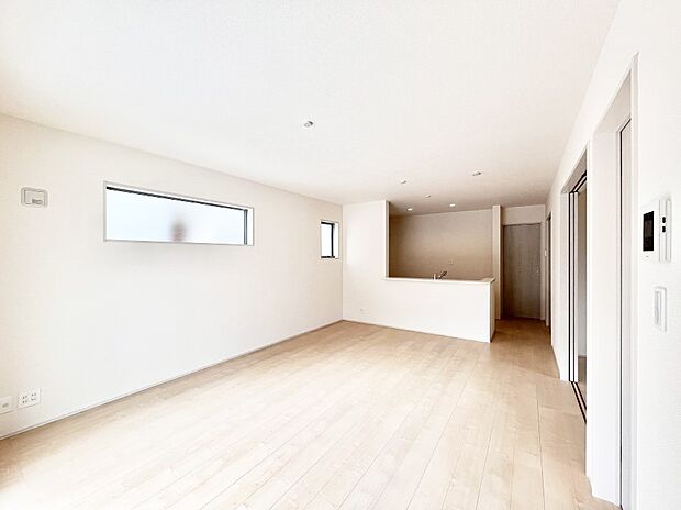 ご家族の賑やかな話し声で包まれる明るいリビング