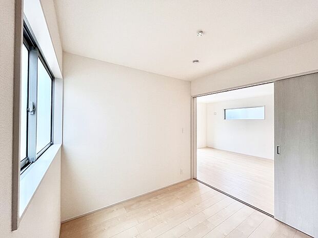 リビング隣接の洋室は個室としても利用できます