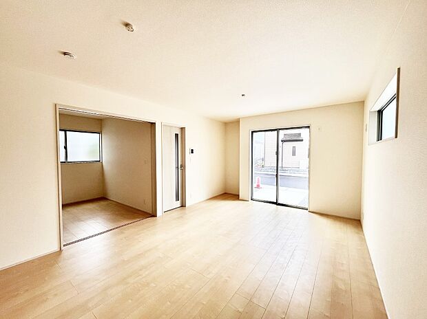 隣接の洋室を開放すればさらに広々空間に