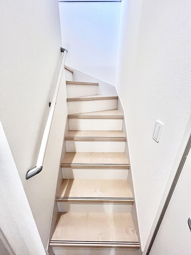 階段は手すり付きなので小さなお子さまやご高齢の方も安心です