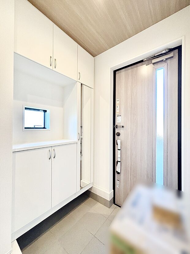 明るい陽光が入り込む玄関。ご家族の靴もスッキリ収納できる玄関収納付き！