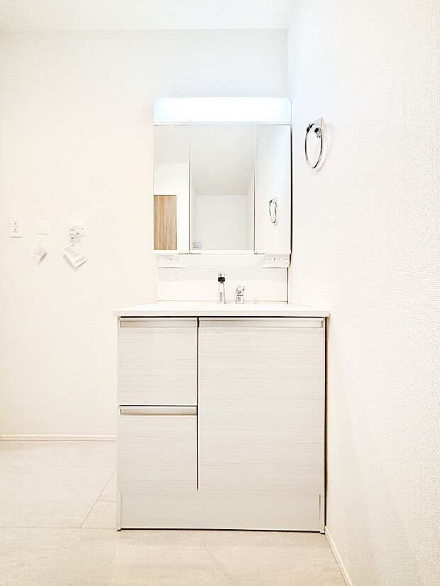 スタイリングに便利な三面鏡、ミラーキャビネットで細かい物スッキリ