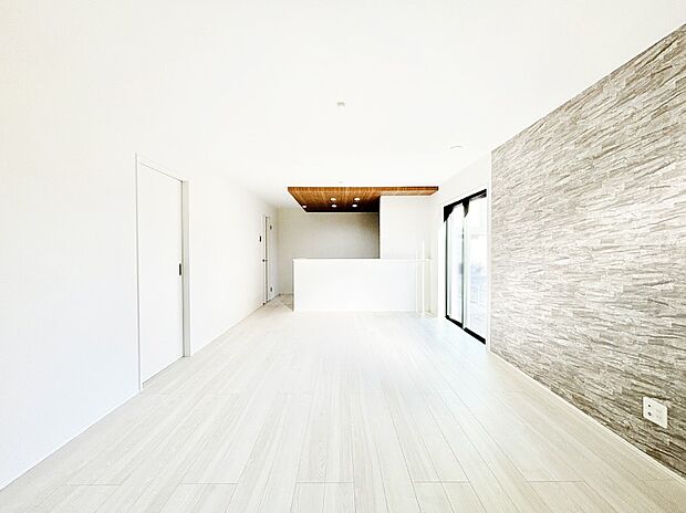 自然光が取り込まれ、家族団らんの場所を明るく演出