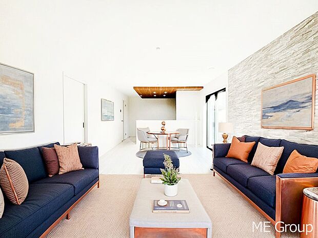 家族の和やかな会話が聞こえてきそう。開放感のあるリビングです。 ※家具はCGです