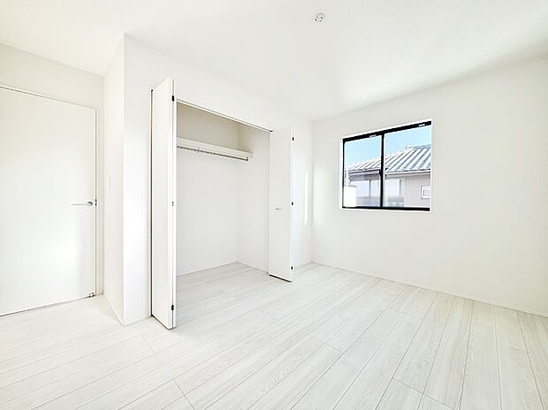 お子さまのお部屋としても！衣類の整理整頓に便利なクローゼット付きの洋室！