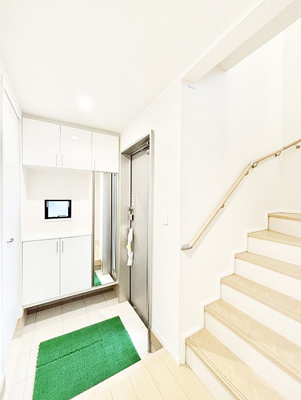 ご家族やお客様を気持ちよくお出迎え！明るい陽光が入り込む玄関。