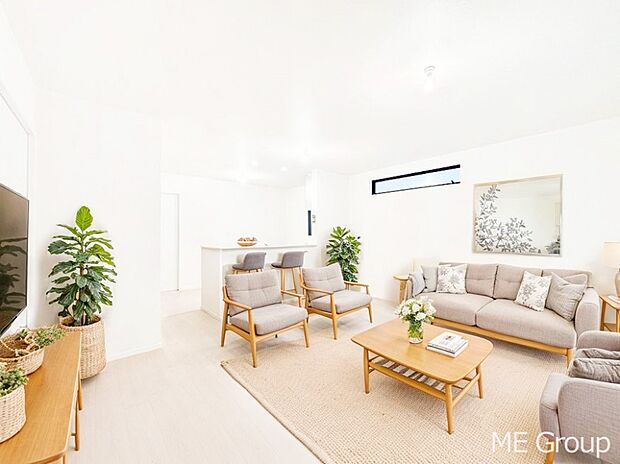 明るい陽光に包まれる心地のよいリビングで家族団らん！　※家具はCGです