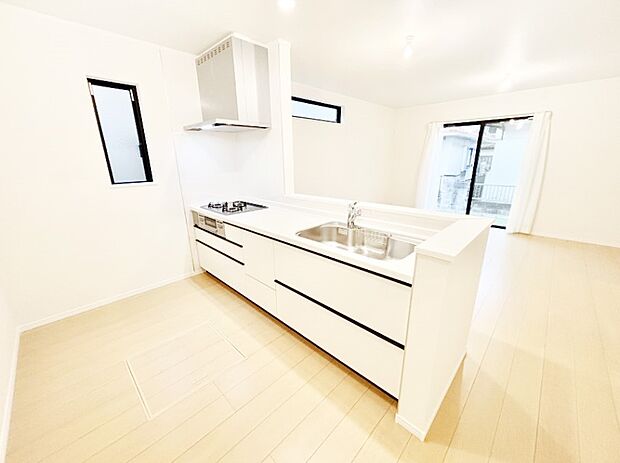 ご家族の会話弾む対面キッチン。お料理中のパパママもご家族と過ごす時間が増えそう！