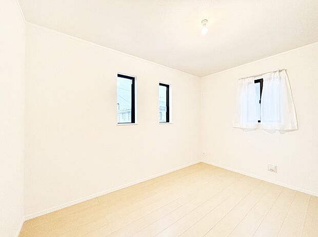 2面採光の洋室。窓から入り込む陽光がお部屋全体を優しく包み込みます！