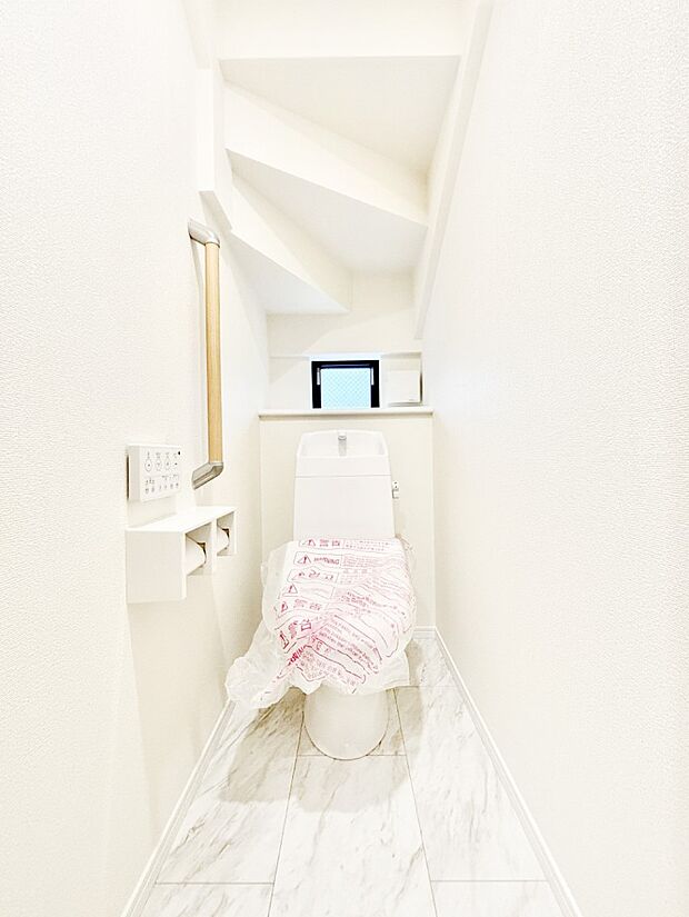 清潔感あるシャワートイレ。小窓から光が注ぎ込みます！