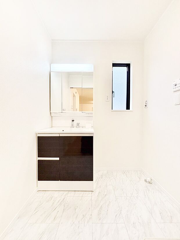 三面鏡キャビネット・シャワー付き洗面化粧台で忙しい朝の身支度もスムーズに！