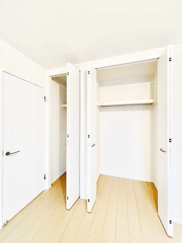 毎日着る衣類や荷物などの収納に便利なクローゼット付きです。