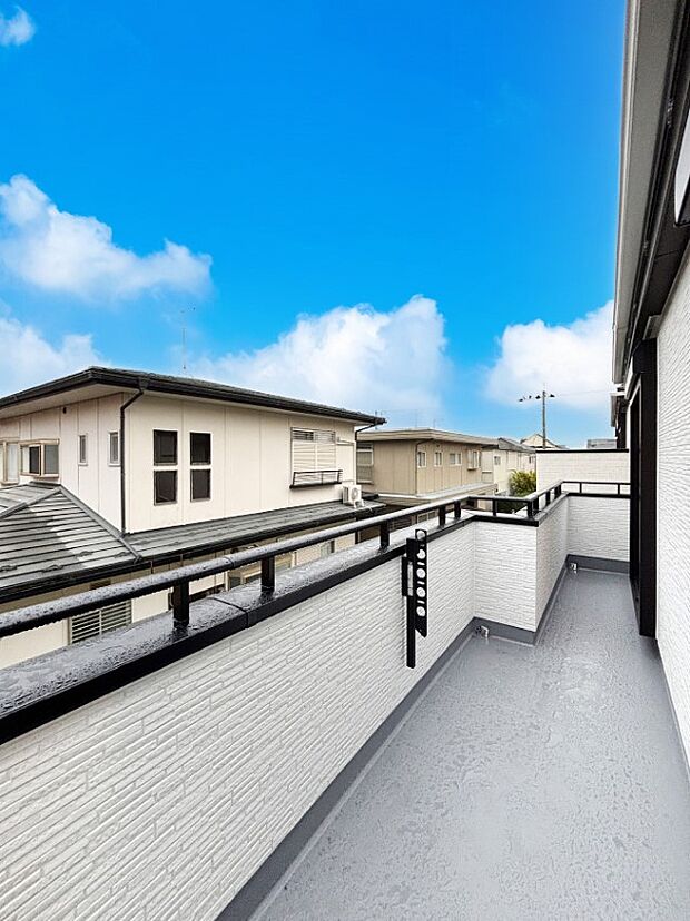 暖かな陽光が降り注ぐバルコニーはお洗濯におすすめ。爽やかな風も心地よいです。 