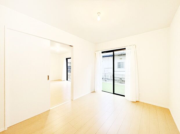 リビングに隣接した洋室。引き戸を開放するとリビングと繋がる憩いの空間に変身！