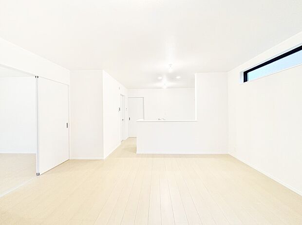 家族の笑顔が自然と生まれてくる、そんな雰囲気のダイニングに仕上がっています。