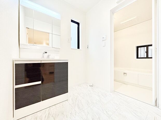 清潔感のある快適空間です。毎日の身支度も気持ち良くお使い頂けます！